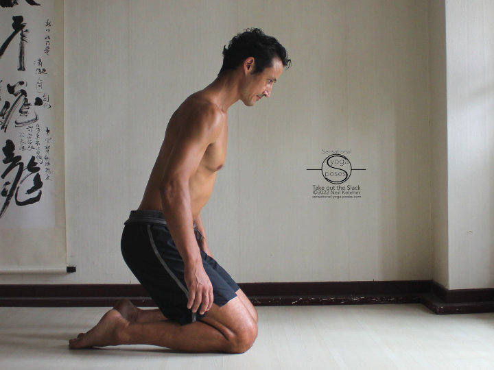 kneeling weight shift to feel your center of gravity Shift your weight rearwards so that your feet press down while kneeling with hips lifted.