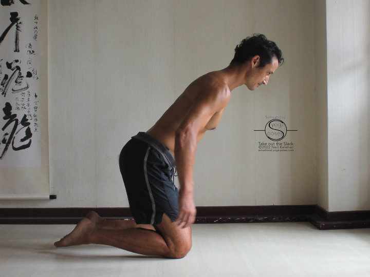 kneeling weight shift to feel your center of gravity Shift your weight forwards while kneeling with hips lifted so that your center of gravity shifts over your knees. You should be able to feel your knees pressing down and if your center is over your knees, your feet will lift.